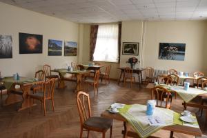 ein Esszimmer mit Holztischen und Stühlen in der Unterkunft Hotel Deutsche Eiche in Northeim in Northeim