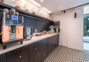 Kuchyň nebo kuchyňský kout v ubytování Jacob Shenkin Hotel