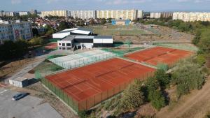 Tenis a/nebo squash v ubytování Apartment Holata 201 nebo okolí
