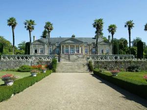 a large house with palm trees and a driveway at Mobilhome tout confort R10 domaine de lanniron in Quimper