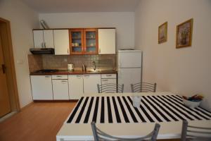 Kuchyň nebo kuchyňský kout v ubytování Apartment Lana 5 pers