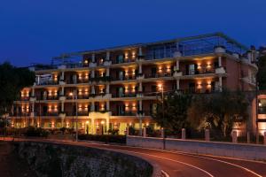 un gran edificio con luces en una calle en Atlantic Palace Hotel, en Sorrento