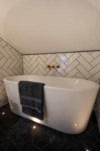 Koupelna v ubytování Loft on the Crescent - 5 Star Scottish Luxury - Prime West End Location