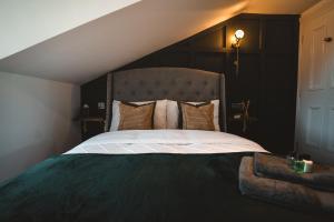 Postel nebo postele na pokoji v ubytování Loft on the Crescent - 5 Star Scottish Luxury - Prime West End Location