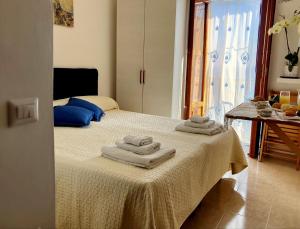 a bedroom with a bed with towels on it at Dependance Rosetta in Minori
