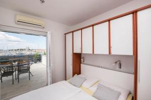 Кровать или кровати в номере Apartments and Rooms Mare