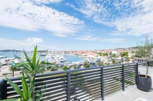 een balkon met uitzicht op een haven bij Apartments and Rooms Mare in Vodice