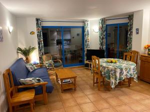 A seating area at Perla Blanca 3
