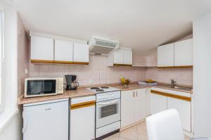 Kuchyň nebo kuchyňský kout v ubytování Apartments Manda