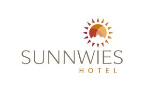 um logótipo para o hotel ao nascer do sol em Hotel Sunnwies em Scena