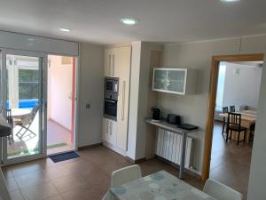 Kuchyň nebo kuchyňský kout v ubytování Villa olivella