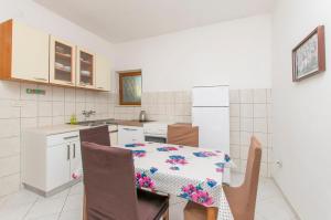 Kuchyň nebo kuchyňský kout v ubytování Apartments Kata
