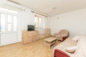 TV a/nebo společenská místnost v ubytování Apartments Kata