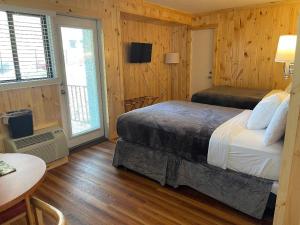 Llit o llits en una habitació de Zoders Inn and Suites