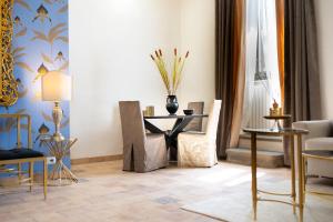 Acqua di Civita Beauty & Rooms في باغنوريغيو: غرفة معيشة مع طاولة وكراسي