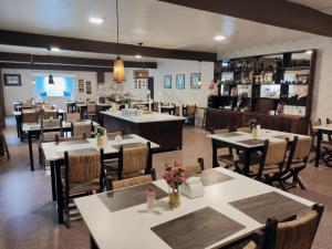 a dining room with tables and chairs in a restaurant at Hotel Parador Indaial in Indaial