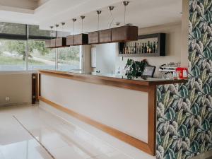 - une cuisine avec un comptoir et un réfrigérateur dans l'établissement Hotel Coroa de Fátima, à Fátima
