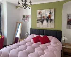 1 cama grande con almohadas rojas en una habitación en Ellies Guest House en Whitby