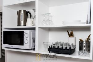 Kuchyňa alebo kuchynka v ubytovaní MADA Charm Apartments Jacuzzi + 19 fotografií