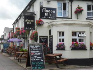 The London Inn في تشلتنهام: مطعم به طاولات وكراسي أمام المبنى