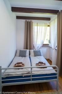 Ένα ή περισσότερα κρεβάτια σε δωμάτιο στο Czarny Kot Mazury Dom Całoroczny