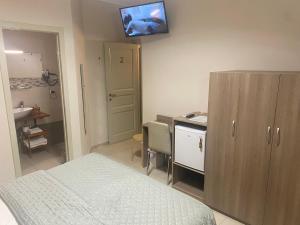 Televízia a/alebo spoločenská miestnosť v ubytovaní Blu Mare - Milazzo