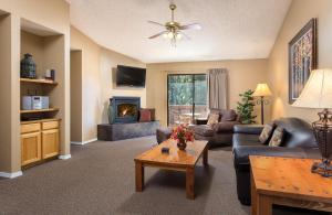 uma sala de estar com um sofá e uma mesa em Club Wyndham Flagstaff em Flagstaff