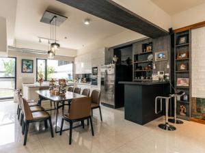 a kitchen and dining room with a table and chairs at Jophina in Donggang