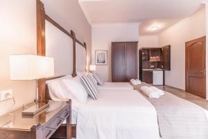 Ліжко або ліжка в номері Kalamaki Mare Suites