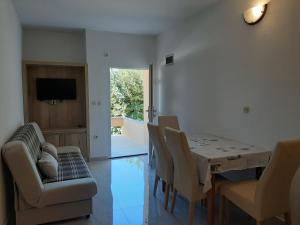 TV a/nebo společenská místnost v ubytování Apartments EDO