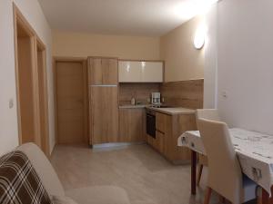 Kuchyň nebo kuchyňský kout v ubytování Apartments EDO