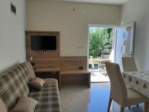TV a/nebo společenská místnost v ubytování Apartments EDO