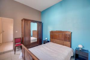 1 dormitorio con cama, tocador y espejo en Aquarelle en Arcachón