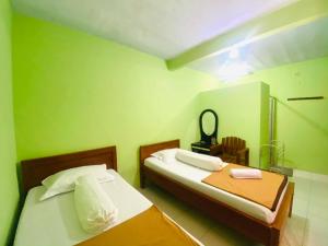 Postel nebo postele na pokoji v ubytování Hotel Gerung 1 near Alun Alun Nganjuk Mitra RedDoorz