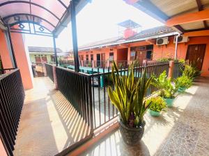 Balkoni atau teres di Hotel Gerung 1 near Alun Alun Nganjuk Mitra RedDoorz