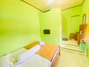 Postel nebo postele na pokoji v ubytování Hotel Gerung 1 near Alun Alun Nganjuk Mitra RedDoorz