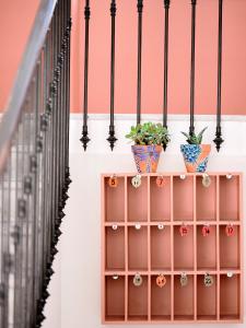 un balcon avec deux plantes en pot sur une étagère dans l'établissement Hotel Lemon, à Menton