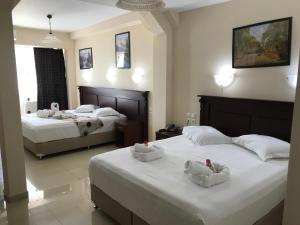 dwa łóżka w pokoju hotelowym z dwoma łóżkami w obiekcie Hotel Kosta Famissi w Kalambace +37 zdjęć