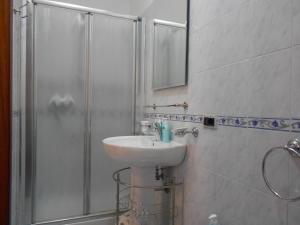 La salle de bains est pourvue d'un lavabo et d'une douche. dans l'établissement La Vela, à Furore