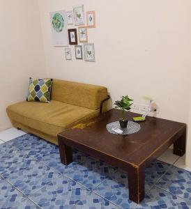 uma sala de estar com um sofá e uma mesa de centro em Alborada minisuites em Guayaquil