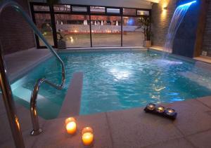 Windmuhle Apart Hotel & Spa内部或周边的泳池