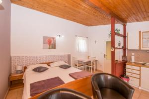 une chambre avec un lit, une table et des chaises dans l'établissement Apartments and Room Zinka, à Vodice