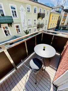balkon z białym stołem i krzesłami w budynku w obiekcie Abschalten im Zentrum von Bad Ischl w mieście Bad Ischl