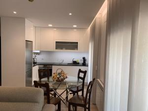 Kuchyň nebo kuchyňský kout v ubytování Apartamentos Quebra-Mar 2