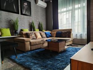 sala de estar con sofá y mesa en Apartamenty Centrum Krawiecka, en Zielona Góra