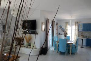 une salle à manger avec une table et des chaises bleues dans l'établissement Riviera Paradise : unique vacations experience, à Plage d'Aliko