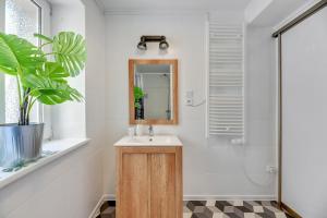 a bathroom with a sink and a shower at Apartament w Dolnym Sopocie w przyziemiu by Grand Apartments in Sopot