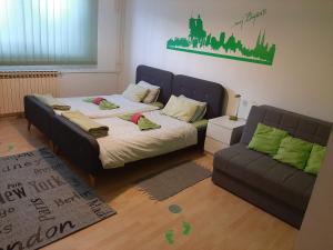 sala de estar con cama y sofá en Apartmani Arena Zagreb, en Zagreb