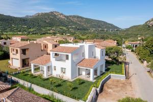 an aerial view of a house with mountains in the background at Residenza L'Alzoni in San Teodoro