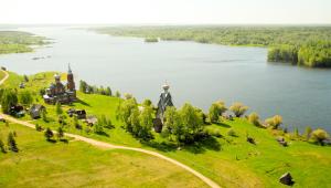 una vista aérea de una iglesia en una colina junto a un lago en Park - Hotel Vselug, en Peno
